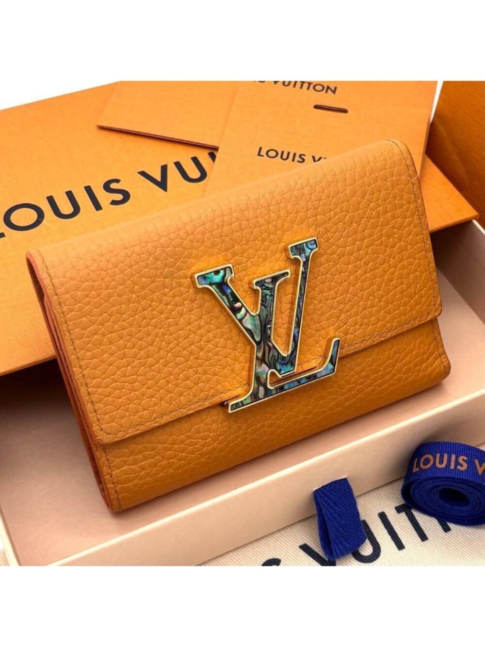 Louis Vuitton & Portefeuille Capucines Compact Wallet
